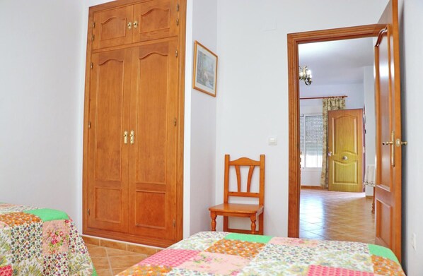 2 bedrooms, iron/ironing board, bed sheets