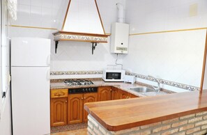 Coffee/tea maker, fridge, microwave, stovetop