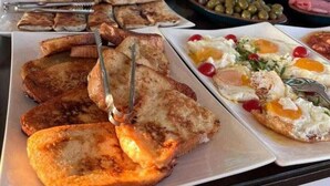 Buffet de desig amb diferents aliments, com ara pa torrat, ous i fruita.