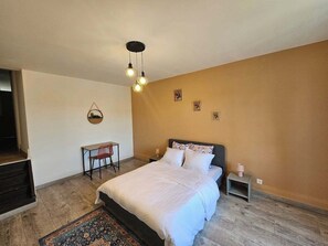 1 slaapkamer, een strijkplank/strijkijzer, wifi, beddengoed