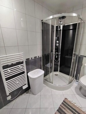 Douche, sèche-cheveux, serviettes fournies, savon