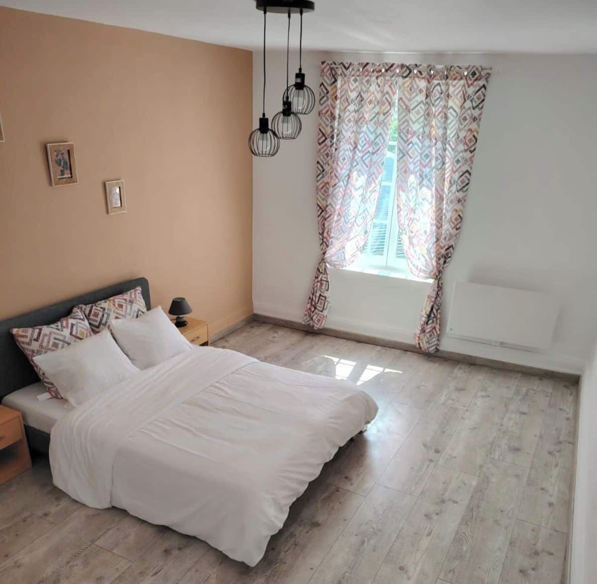 1 habitación, tabla de planchar con plancha, wifi y ropa de cama 
