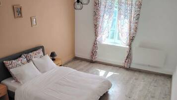 1 habitación, tabla de planchar con plancha, wifi y ropa de cama