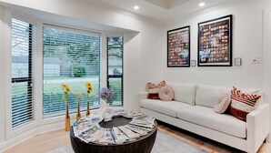 Smart TV - Durango is a centrally located Spring Branch home near Memorial City Mall, with quick access to Buffalo Bayou Park and The Galleria for outdoor fun, shopping, and dining. Enjoy a fully fenced outdoor retreat with a patio swing + fire pit, and foosbal (Houston)