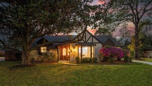Exterior - Durango is a centrally located Spring Branch home near Memorial City Mall, with quick access to Buffalo Bayou Park and The Galleria for outdoor fun, shopping, and dining. Enjoy a fully fenced outdoor retreat with a patio swing + fire pit, and foosbal (Houston)