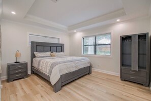 Iron/ironing board, free WiFi, bed sheets - Durango is a centrally located Spring Branch home near Memorial City Mall, with quick access to Buffalo Bayou Park and The Galleria for outdoor fun, shopping, and dining. Enjoy a fully fenced outdoor retreat with a patio swing + fire pit, and foosbal (Houston)