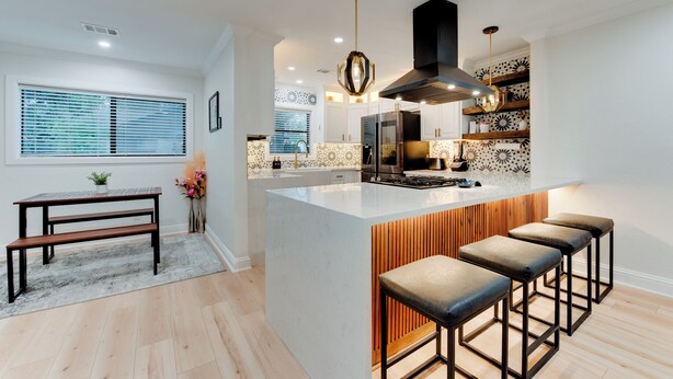 Coffee/tea maker, fridge, microwave, oven - Durango is a centrally located Spring Branch home near Memorial City Mall, with quick access to Buffalo Bayou Park and The Galleria for outdoor fun, shopping, and dining. Enjoy a fully fenced outdoor retreat with a patio swing + fire pit, and foosbal (Houston)