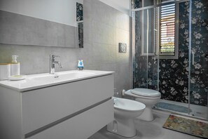 Shower, hair dryer, bidet, towels - Nella's House (Lido di Noto)