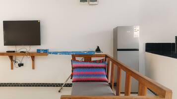 Bungalow, 1 Bedroom, Accessible, Ocean View | Living room