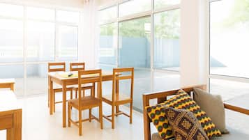 Apartment, 1 Bedroom, Accessible, Ocean View | Dining room