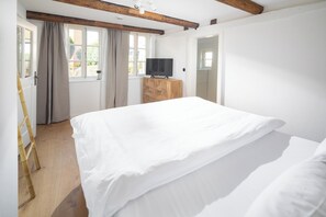 2 bedrooms, iron/ironing board, travel cot, free WiFi