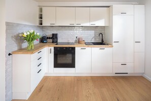 Fridge, oven, stovetop, dishwasher