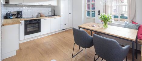 Refrigerador, horno, placa de cocina, lavavajillas