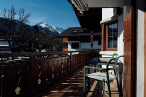 Outdoor dining - SpitzenZeit: Stylish vacation apartment with corner balcony in Garmisch (Garmisch-Partenkirchen)