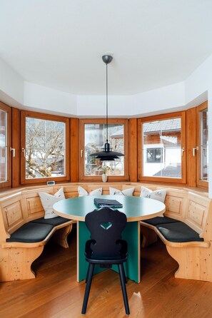 Dining - SpitzenZeit: Stylish vacation apartment with corner balcony in Garmisch (Garmisch-Partenkirchen)