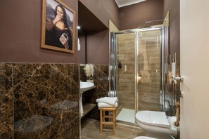 Regadera, bidet, toallas, shampoo 