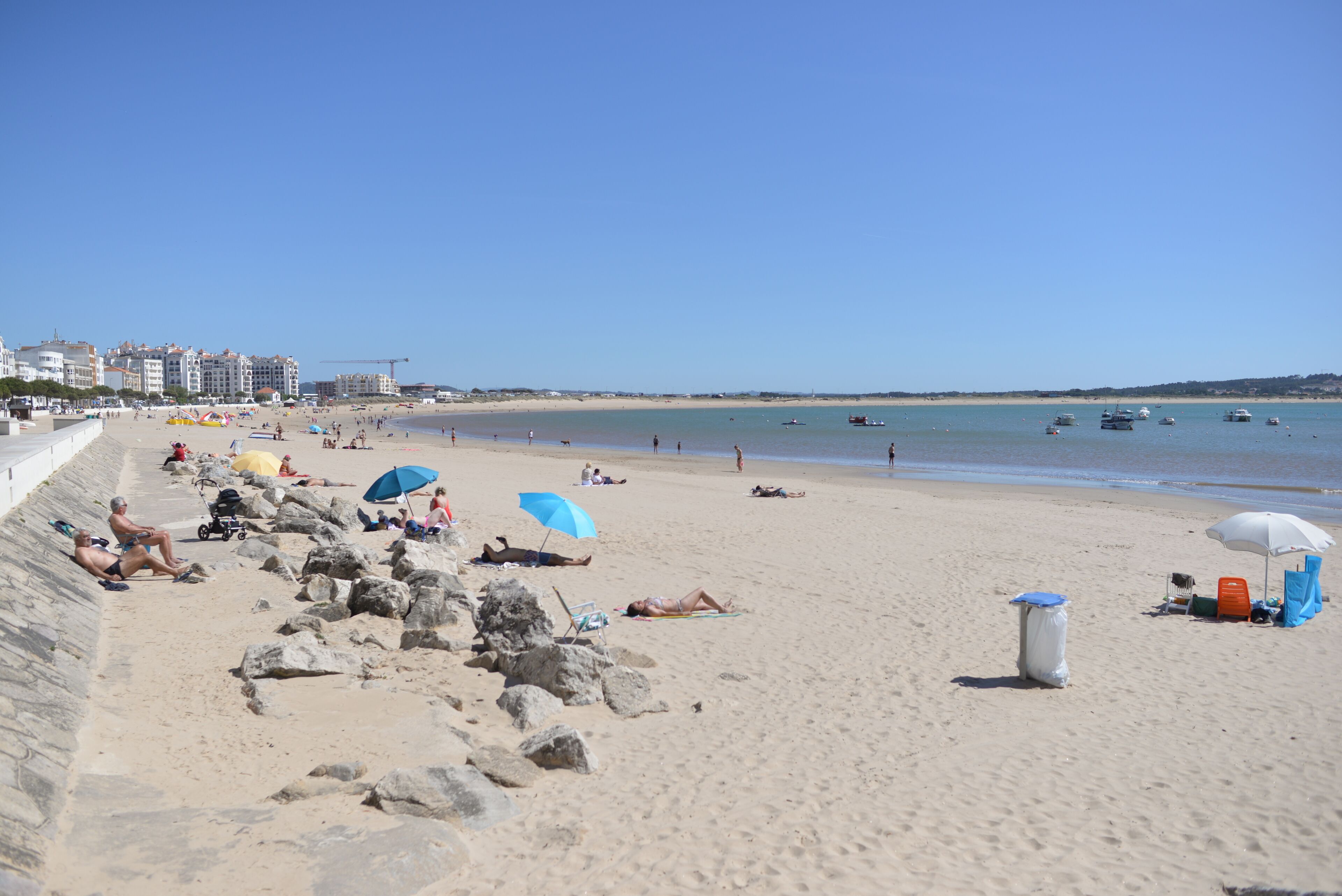 Ubicación cercana a la playa y tumbonas