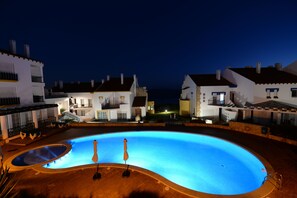Outdoor pool - Casa do Facho – Stylish Two-Bedroom Apartment Overlooking the Atlantic (São Martinho do Porto)