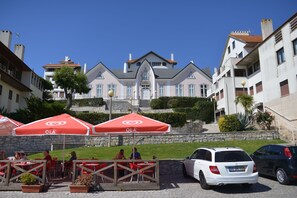 Outdoor dining - Casa do Facho – Stylish Two-Bedroom Apartment Overlooking the Atlantic (São Martinho do Porto)