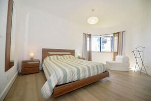 2 bedrooms, iron/ironing board, free WiFi, bed sheets - Casa do Facho – Stylish Two-Bedroom Apartment Overlooking the Atlantic (São Martinho do Porto)