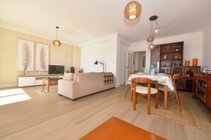 TV, DVD player, books, stereo - Casa do Facho – Stylish Two-Bedroom Apartment Overlooking the Atlantic (São Martinho do Porto)
