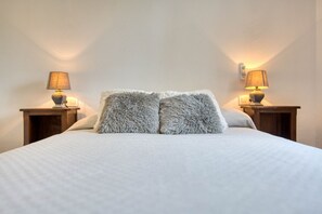 3 bedrooms, iron/ironing board, free WiFi, bed sheets - Villa ‘La Serenidad’ – your stylish retreat in the hills of Calonge (Calonge)