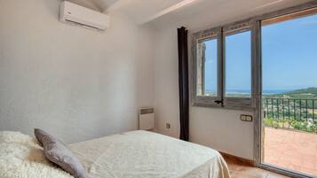 3 slaapkamers, een strijkplank/strijkijzer, gratis wifi, beddengoed