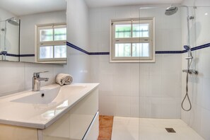 Dusche, Haartrockner, Handtücher, Seife