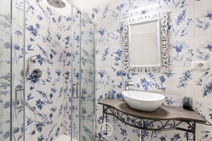 Shower, bidet, towels, shampoo - Maio Apartment – Cozy studio in central Alghero 🌅✨ (Alghero)