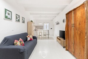 TV - Maio Apartment – Cozy studio in central Alghero 🌅✨ (Alghero)