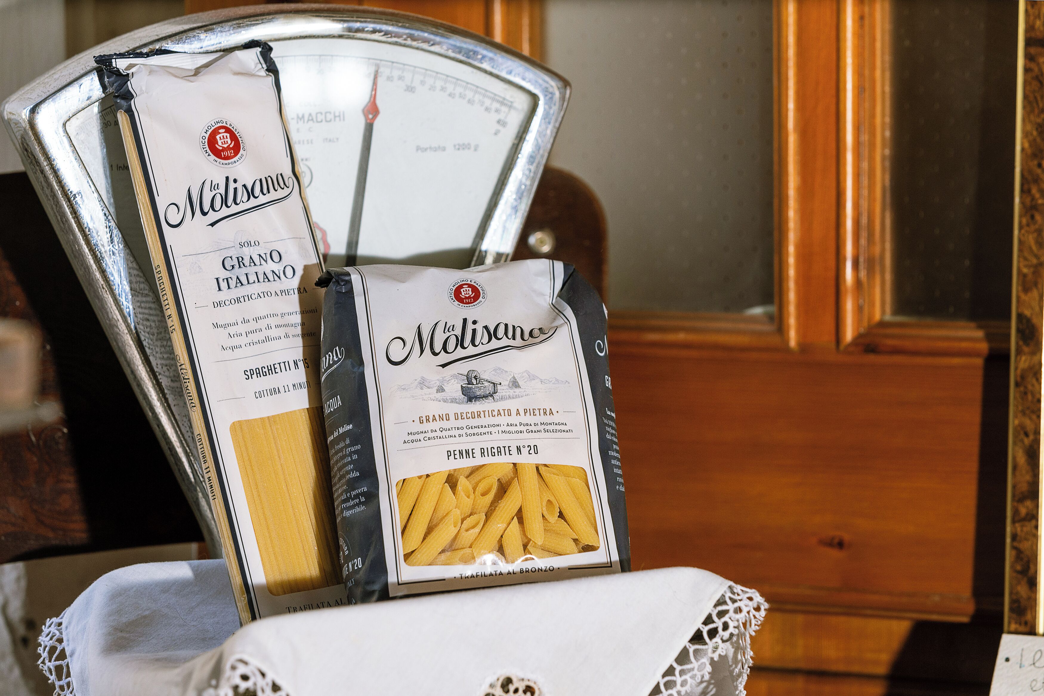 Eine Packung Pasta mit einem Etikett, das angibt, dass es sich um 'Penne Rigate N°20' handelt.