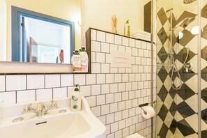 Douche, sèche-cheveux, serviettes fournies, savon