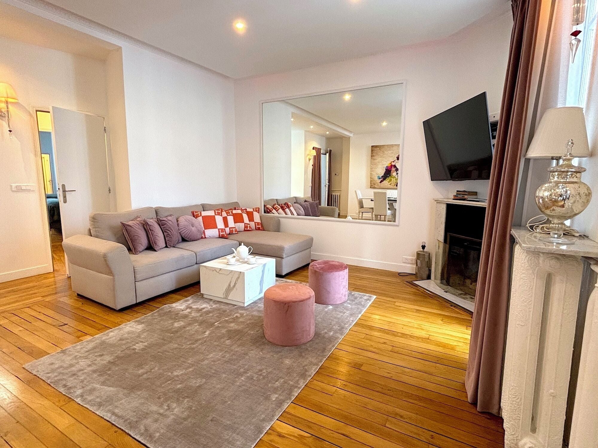 Una Smart TV, un reproductor estéreo