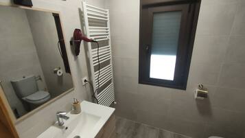 Sèche-cheveux, serviettes fournies, savon, papier toilette