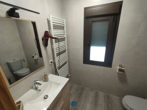 Séchoir à cheveux, serviettes fournies, savon, papier de toilette