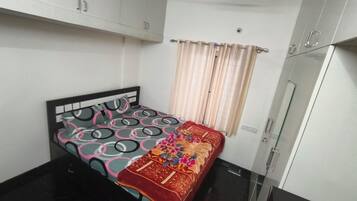 3 bedrooms, desk, iron/ironing board, free WiFi