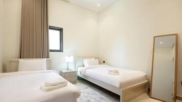 4 bedrooms, iron/ironing board, internet, bed sheets