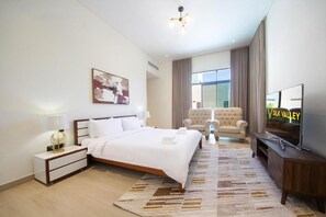 4 bedrooms, iron/ironing board, internet, bed sheets