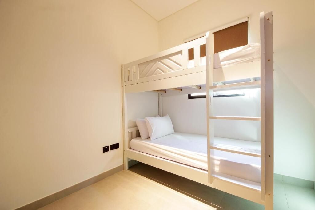 4 bedrooms, iron/ironing board, internet, bed sheets