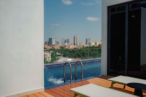 Una piscina al aire libre
