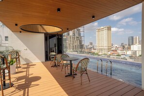 Outdoor pool - The Scenic Hotel (Phnom Penh)