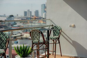 Outdoor pool - The Scenic Hotel (Phnom Penh)