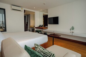 Habitación Deluxe doble, 1 cama de matrimonio grande, balcón, vistas a la ciudad | Caja fuerte, escritorio, wifi gratis y ropa de cama