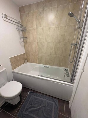 Combined shower/tub, deep soaking tub, hair dryer, towels - Elegant 2-bed Home - Prime City Centre Location (Edinburgh)