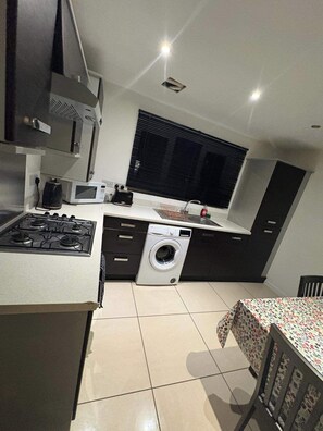 Een koelkast, een microgolfoven, een oven, een kookplaat