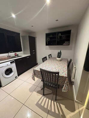 Dining - Elegant 2-bed Home - Prime City Centre Location (Edinburgh)