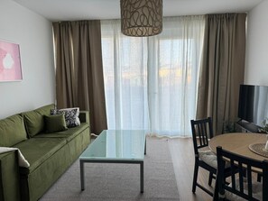 TV - Cozy apartment, with e-charging station, on the edge of the forest & the R1 European cycle path (Borkheide)