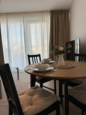Dining - Cozy apartment, with e-charging station, on the edge of the forest & the R1 European cycle path (Borkheide)