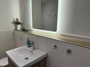 Shower, towels, toilet paper - Cozy apartment, with e-charging station, on the edge of the forest & the R1 European cycle path (Borkheide)