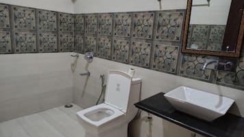 Suite Supérieure, balcon, vue montagne | Salle de bain | Bidet